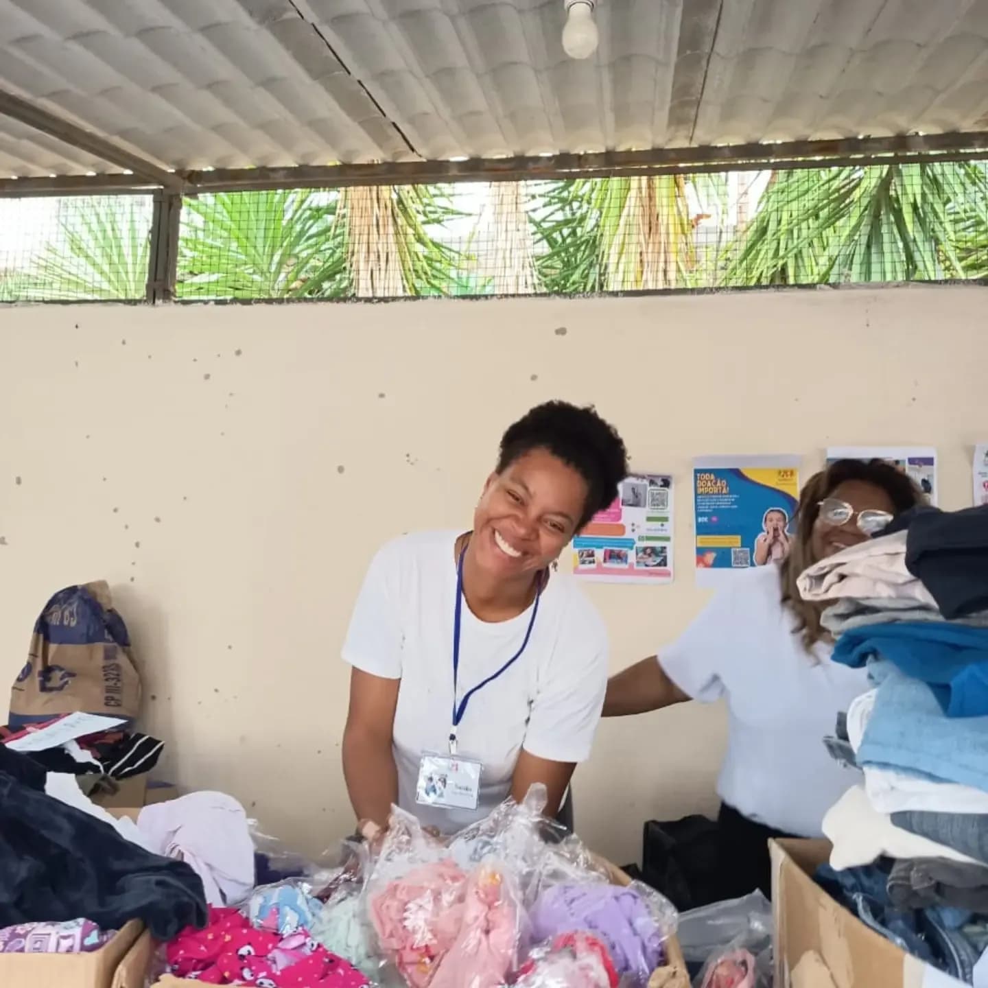 Voluntária no bazar de roupas da festa