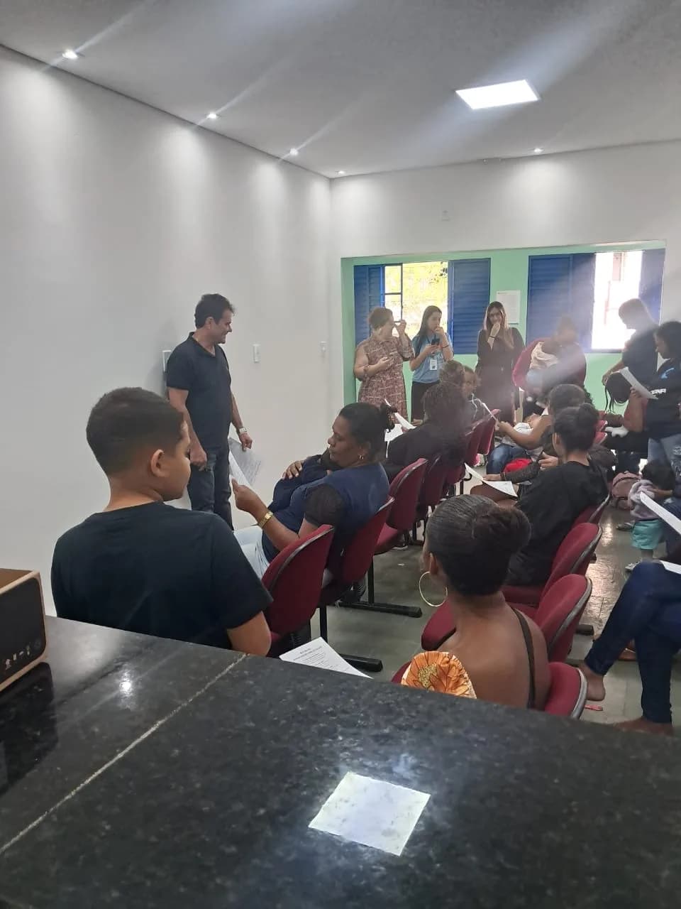 Dr. Marcelo Conde conversando com as famílias durante a palestra na sede