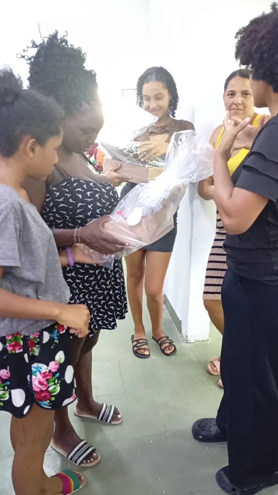 Família entregando presentes a uma gestante no Chá de Bênçãos