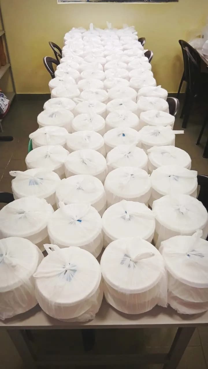 Fileiras de marmitas embaladas sobre a mesa