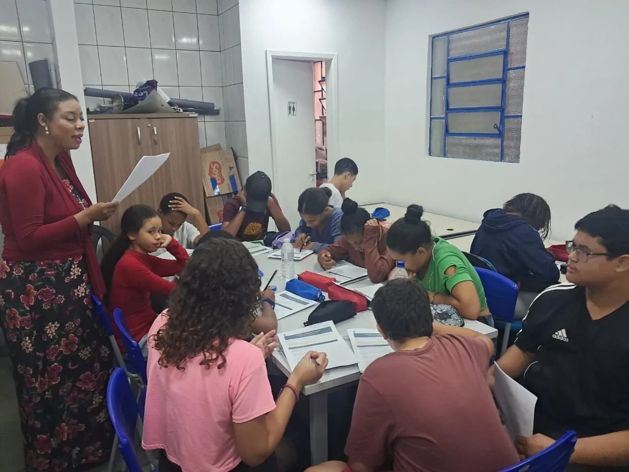 Adolescentes respondendo a atividade sobre a palestra