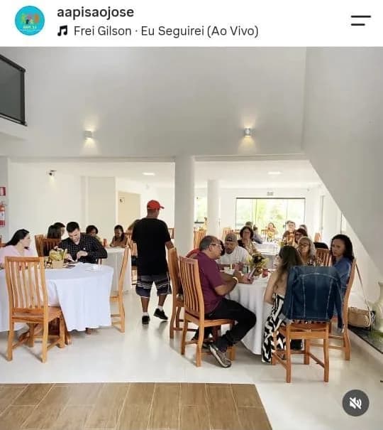 Convidados almoçando no salão da Feijoada pela Infância