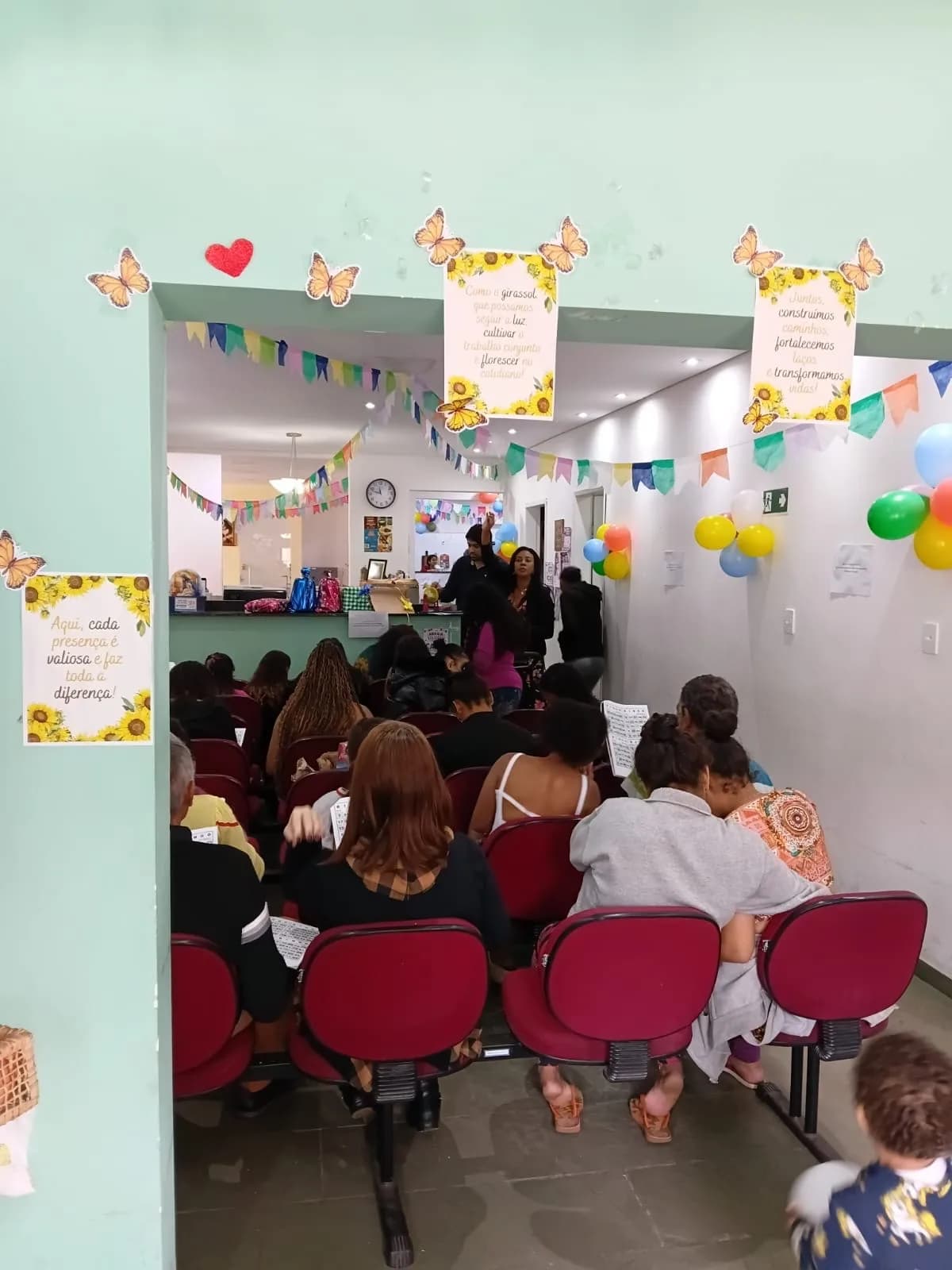 Famílias reunidas no bingo da Festa Julina, com a sede decorada
