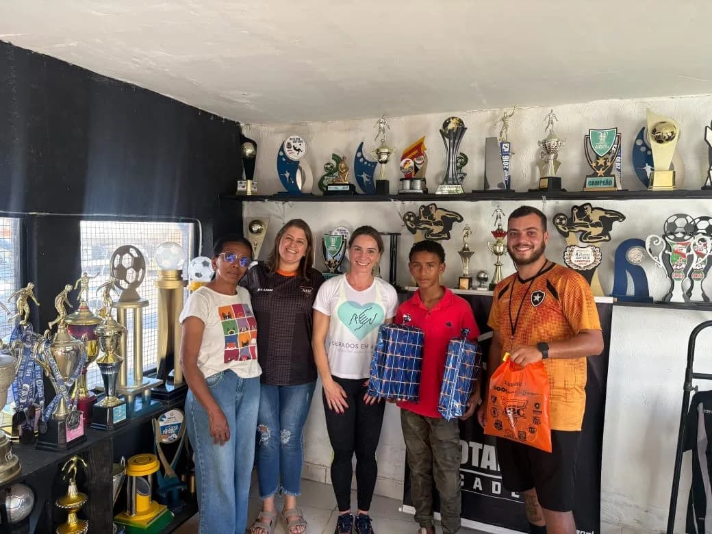 Vítor Hugo com a equipe da AAPI-SJ e da escola de futebol Botafogo do bairro Grama