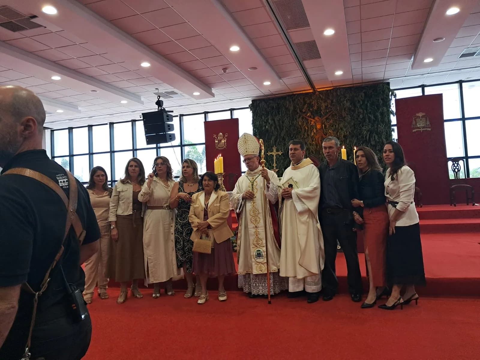 Dom Antônio Carlos Paiva com os anfitriões durante a cerimônia em Patos de Minas