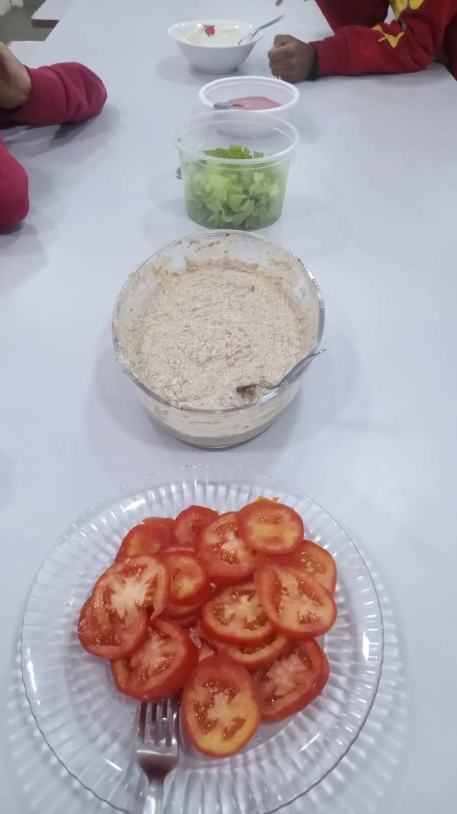 Tomates fatiados prontos para o sanduíche