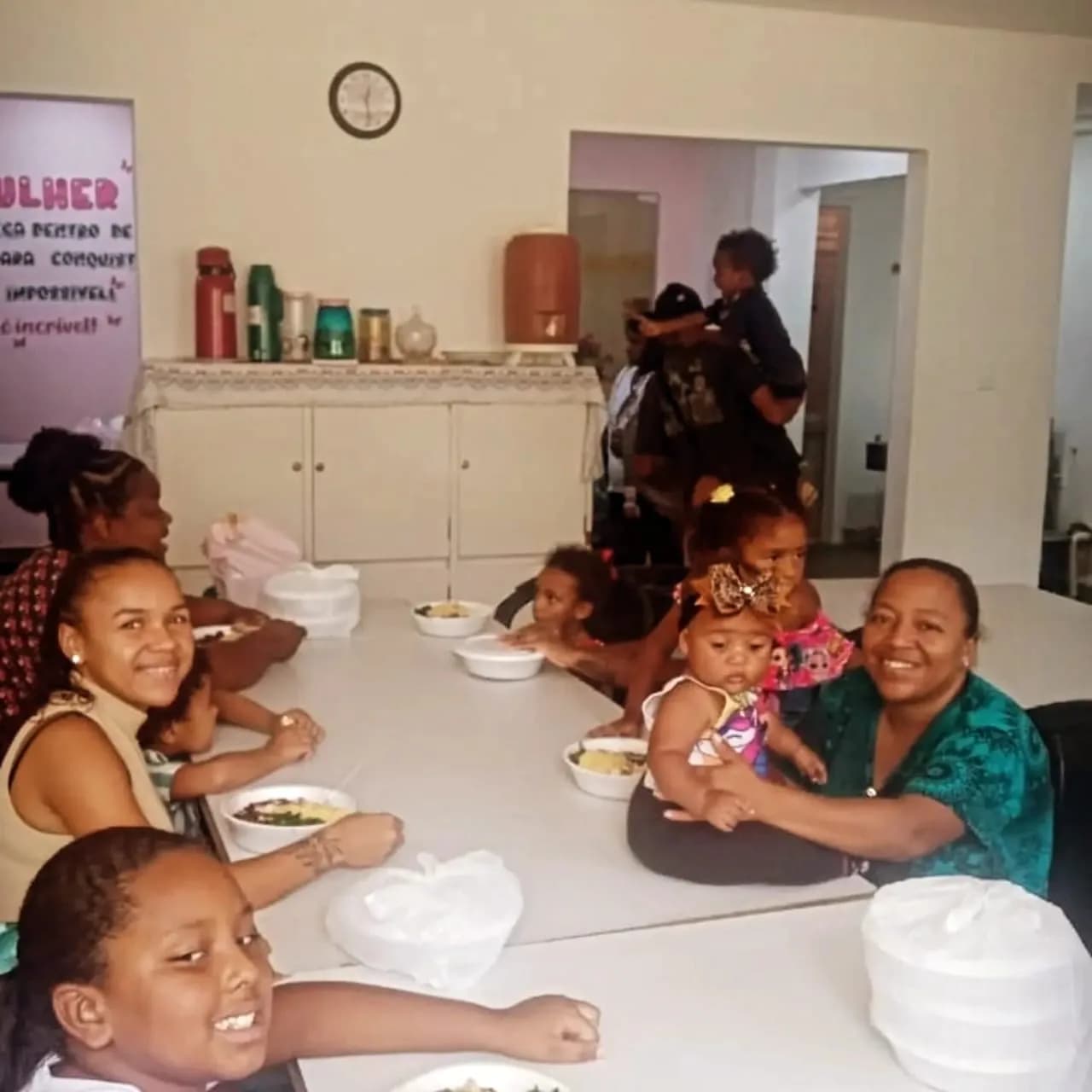 Mães e crianças almoçando juntas na Cozinha Solidária