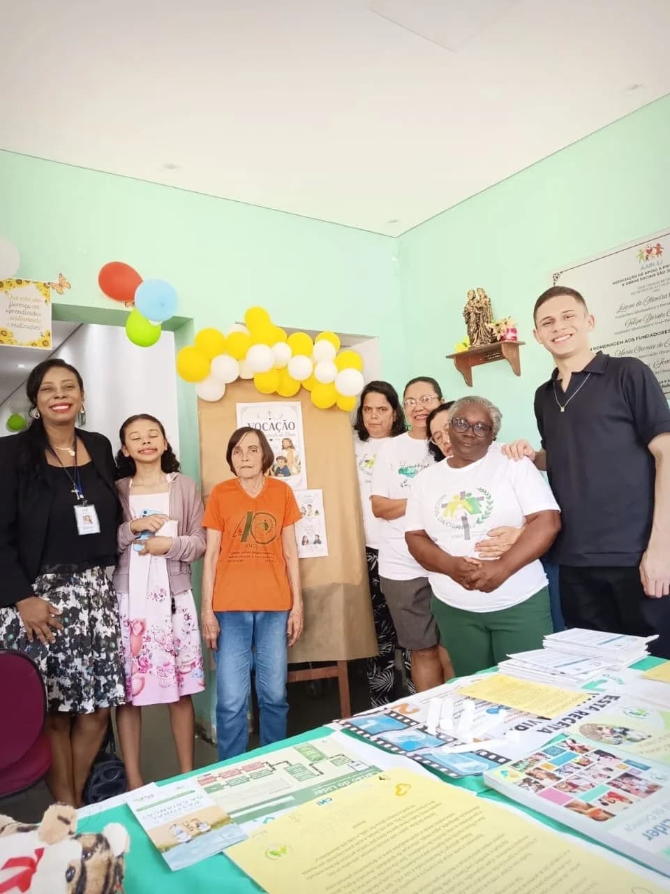Equipe de estudantes de Odontologia da Suprema reunida com o modelo de dente