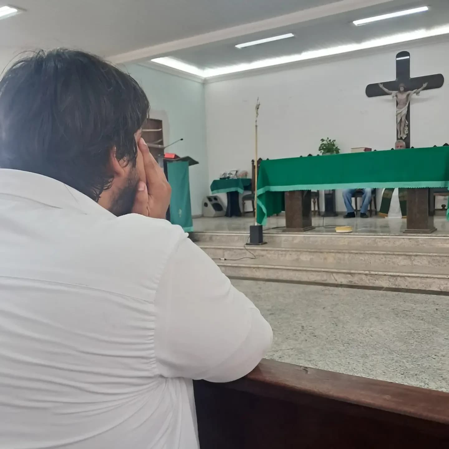 Altar da igreja durante a Santa Missa