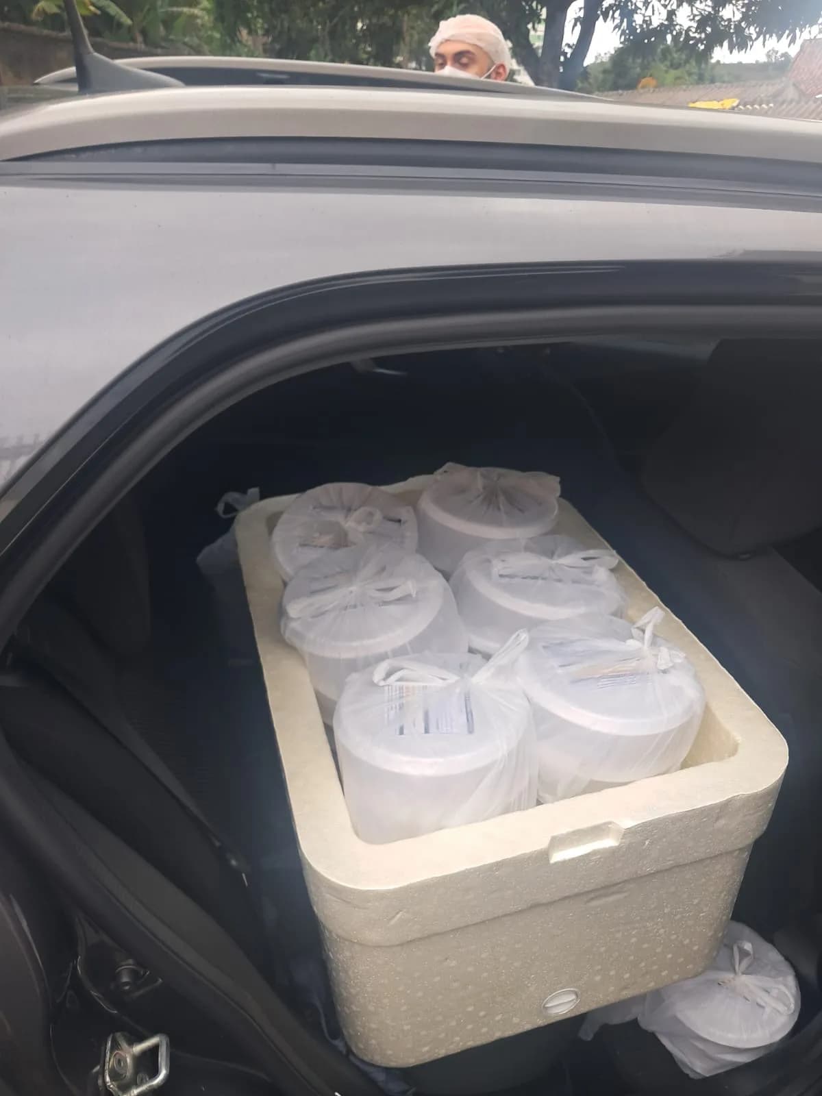 Caixa térmica com marmitas prontas para o transporte