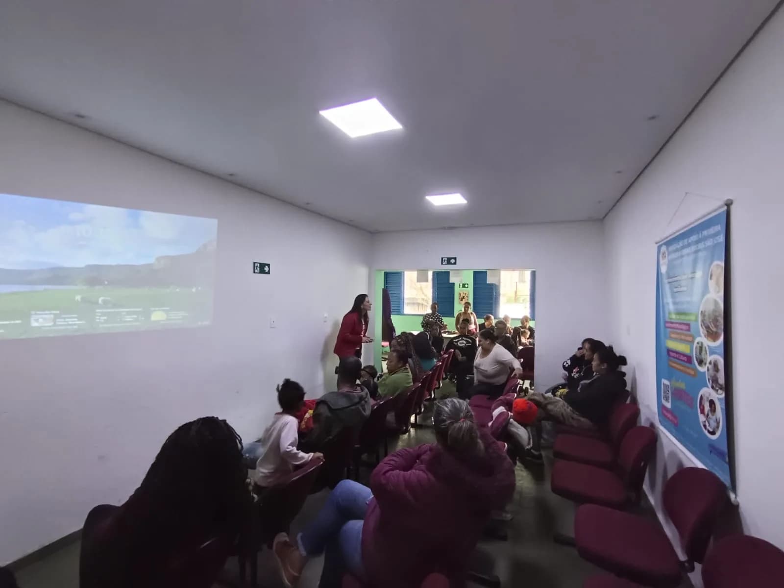 Famílias assistindo à apresentação em vídeo durante o encontro