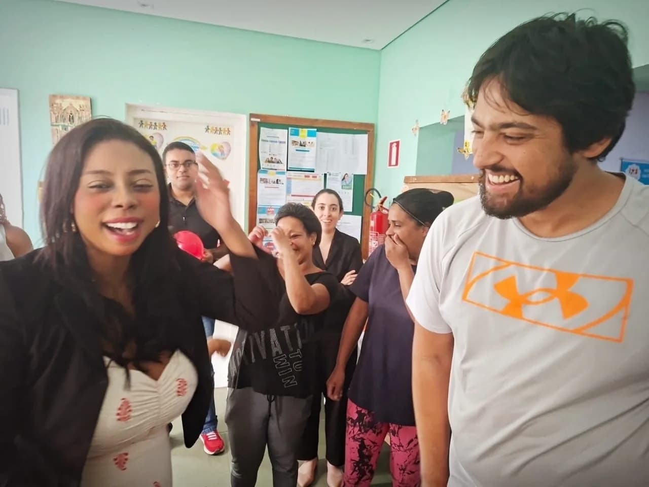 Equipe reunida e sorridente na festa de aniversário da presidente