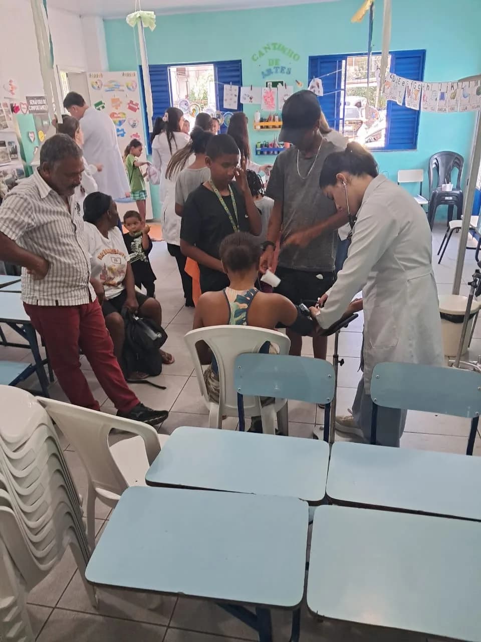 Voluntário demonstrando o funcionamento do braço robótico no estande de Robótica e Tecnologia