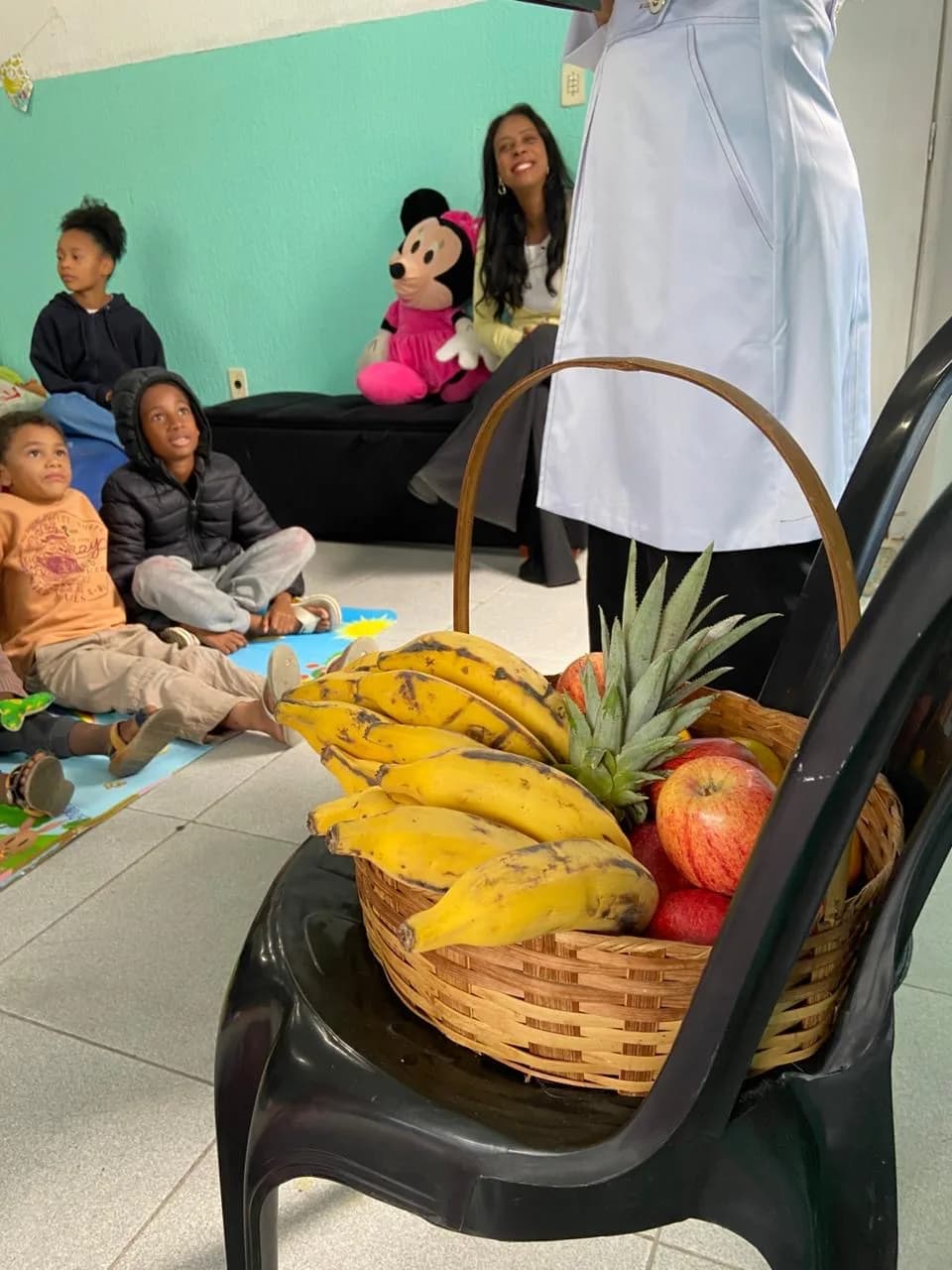 Cesta de frutas usada na atividade com as crianças