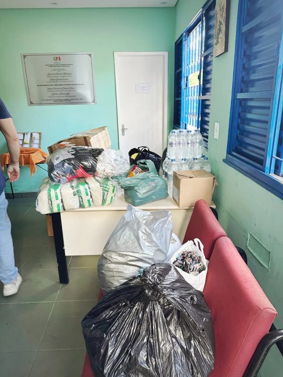 Doações de alimentos, água e roupas recebidas de Cristais-MG