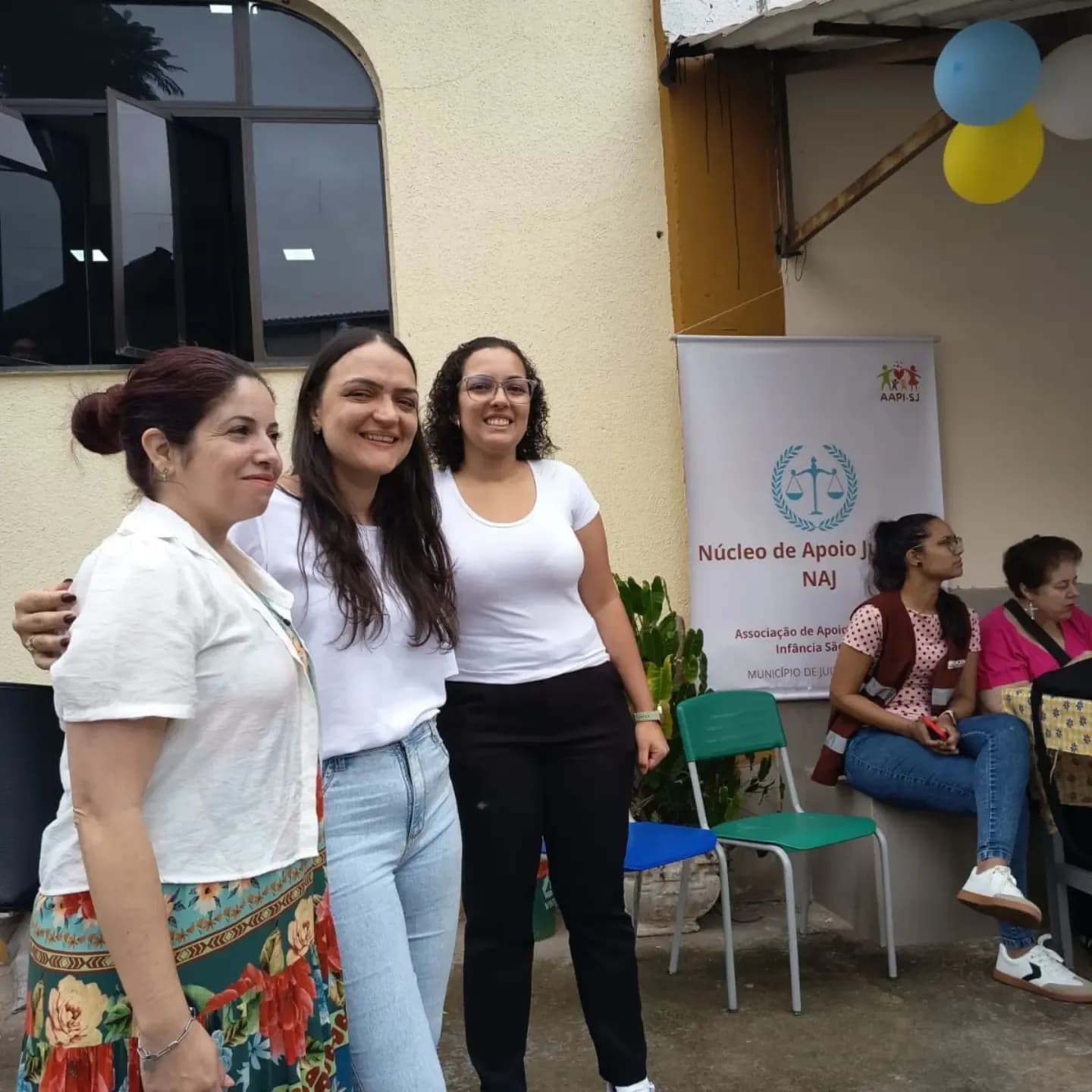 Voluntárias em frente ao estande do Núcleo de Apoio Jurídico