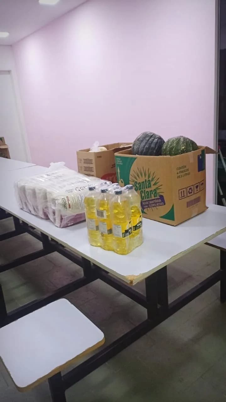 Melancias, óleo e outros alimentos doados
