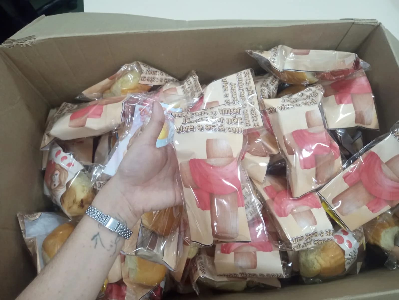 Caixa de pães da Páscoa com mensagens sobre o amor de Jesus