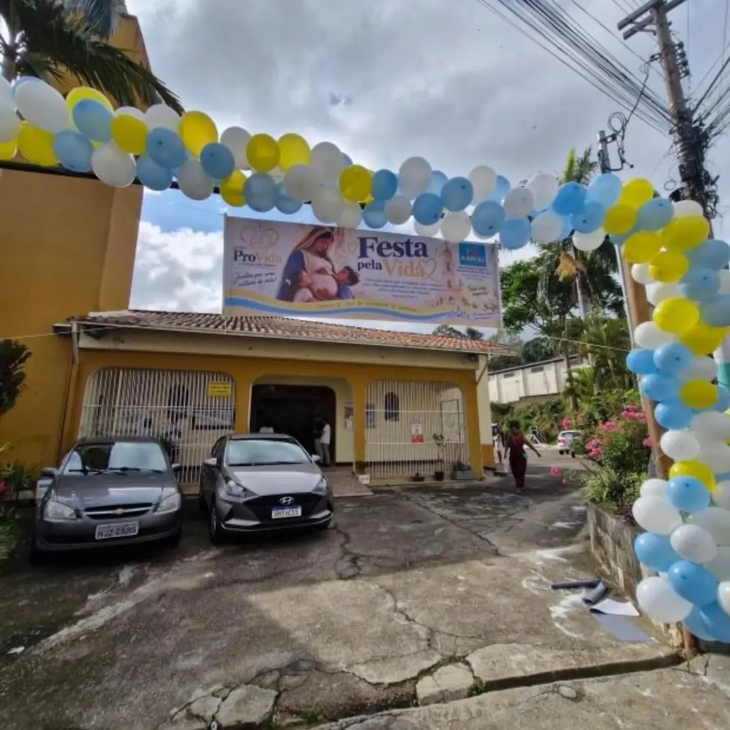 Entrada da festa decorada com arco de balões