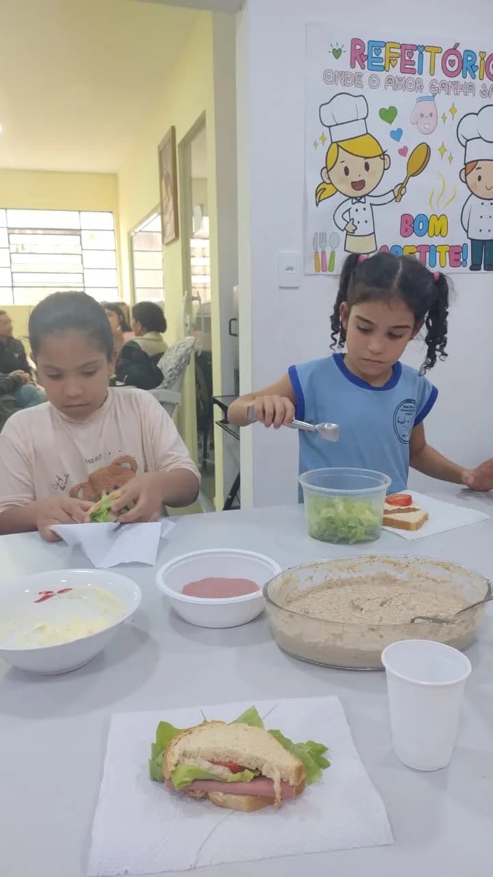 Crianças preparando os sanduíches na oficina de culinária