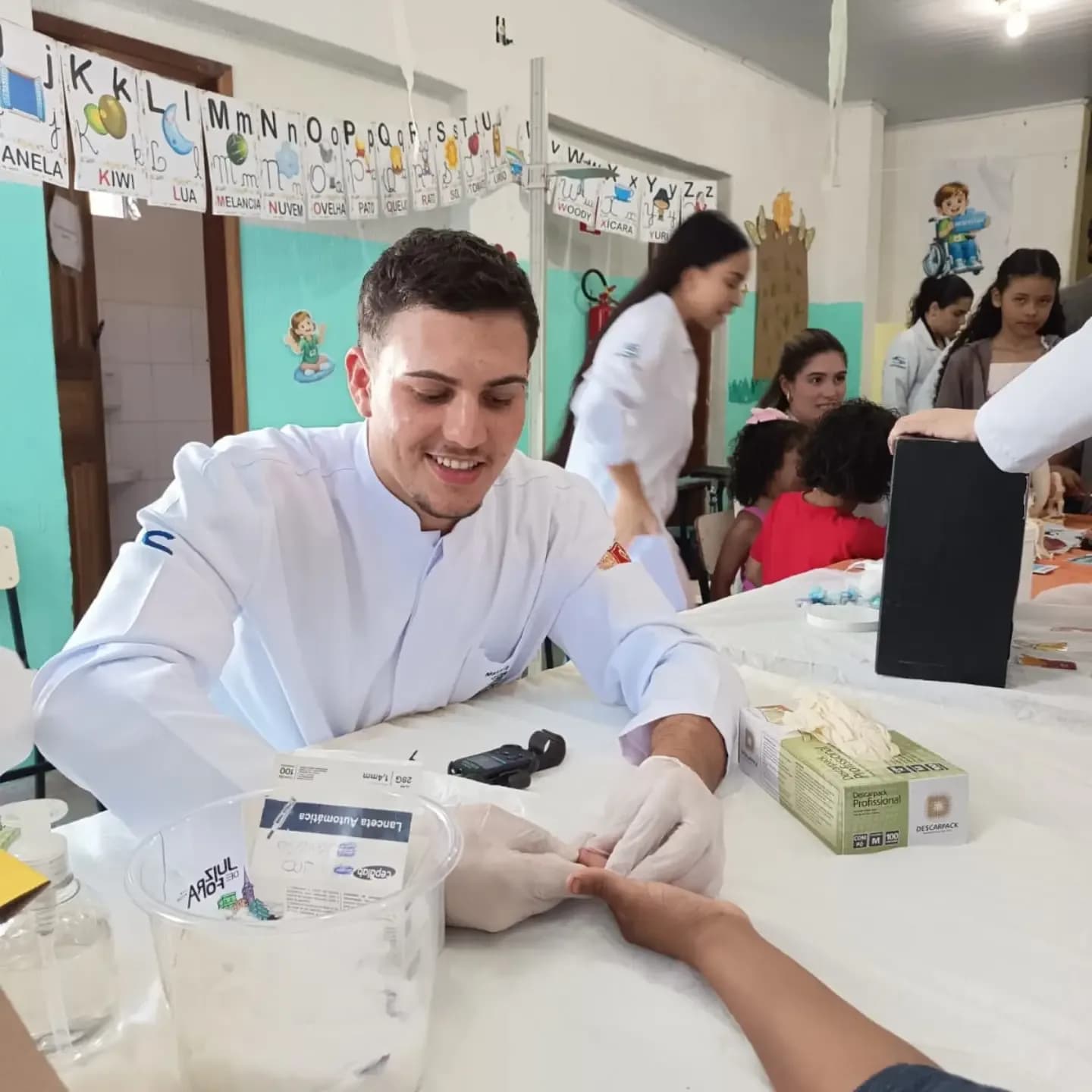 Estudante de Medicina sorrindo durante o atendimento
