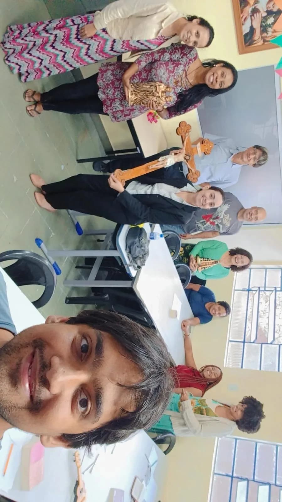 Equipe reunida com as imagens sacras ao final do Seminário Mergulhe