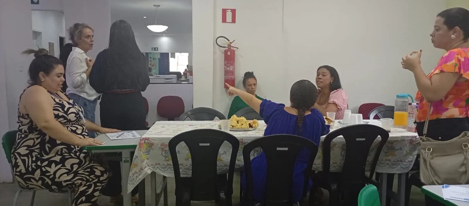 Participantes da capacitação reunidos para o lanche