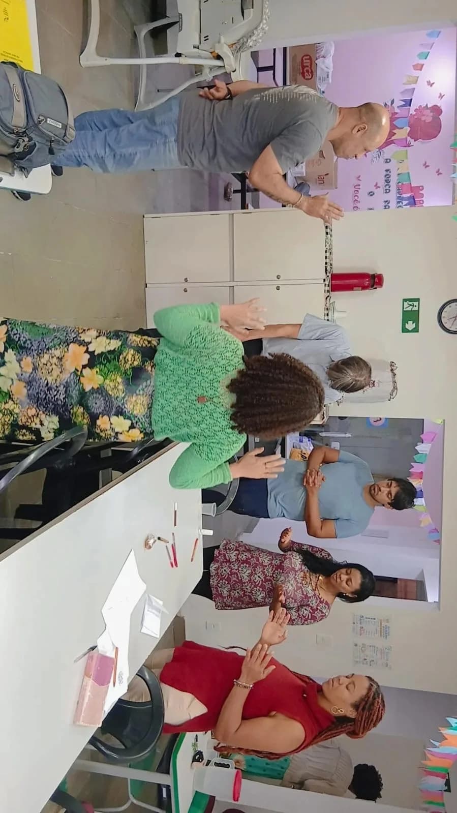 Equipe em oração durante o Seminário Mergulhe