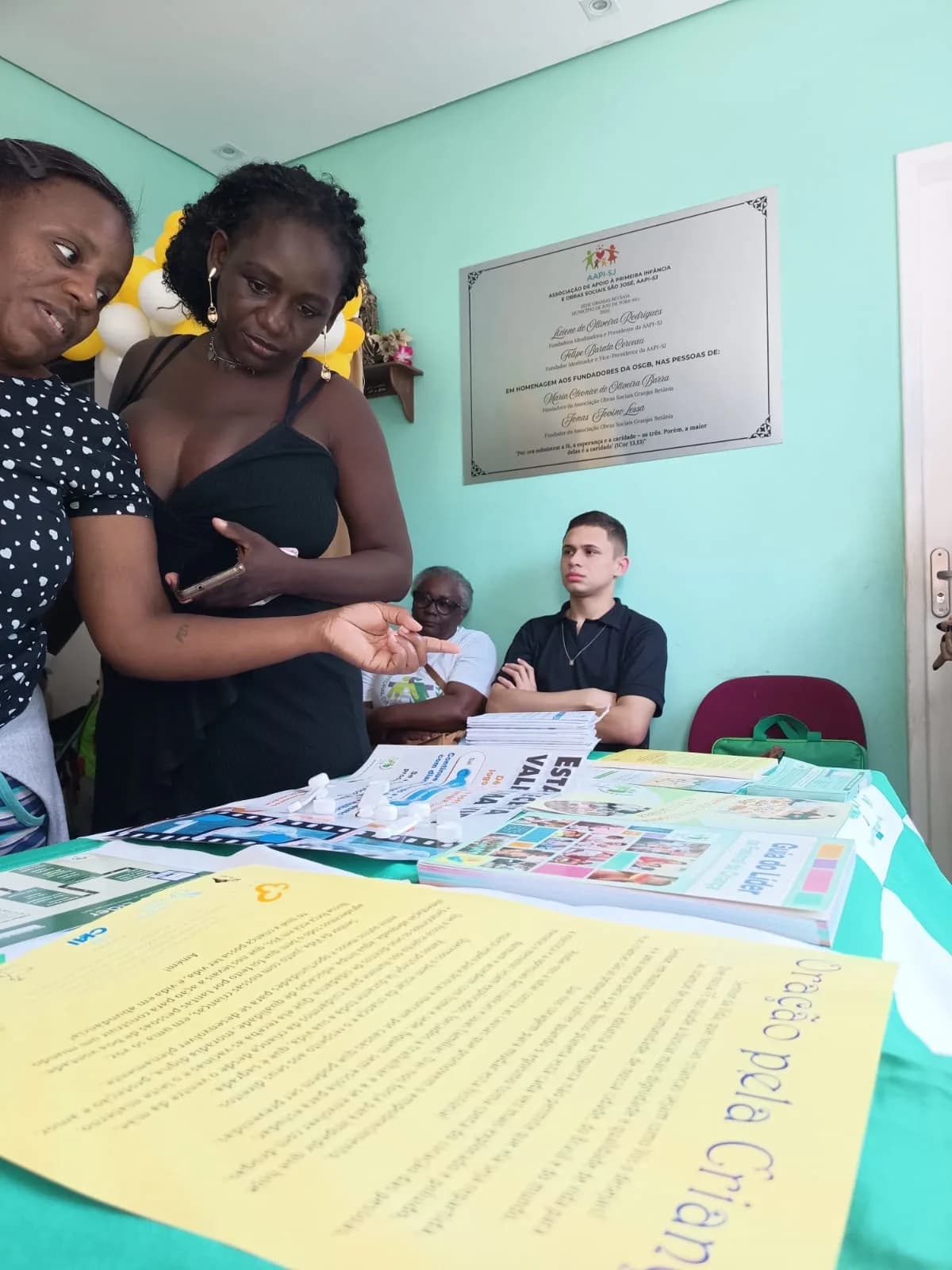 Estande do Serviço de Convivência com os folhetos do programa Brincando Divertido