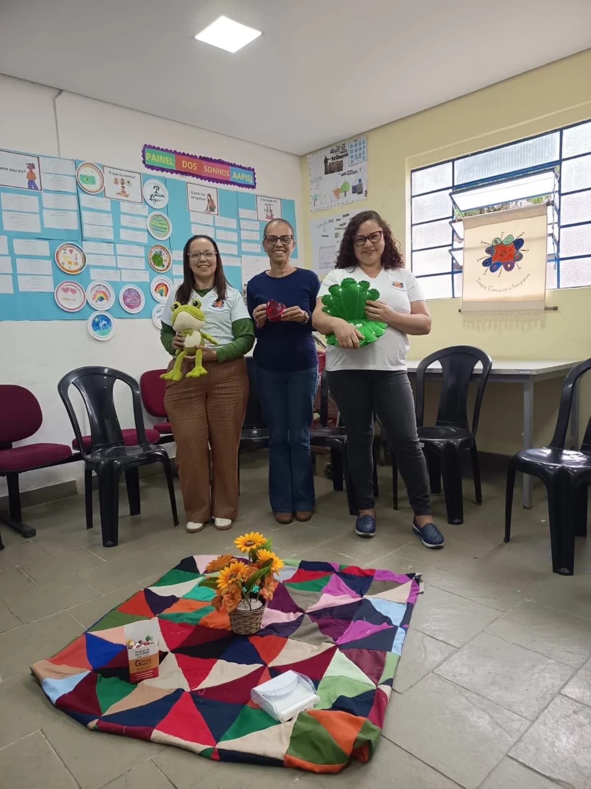 Voluntárias da Terapia Comunitária Integrativa com o sapinho e a almofada de pétalas