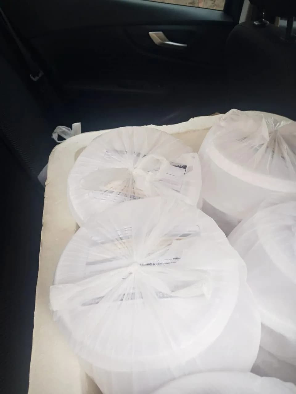 Marmitas embaladas prontas para entrega no porta-malas do carro
