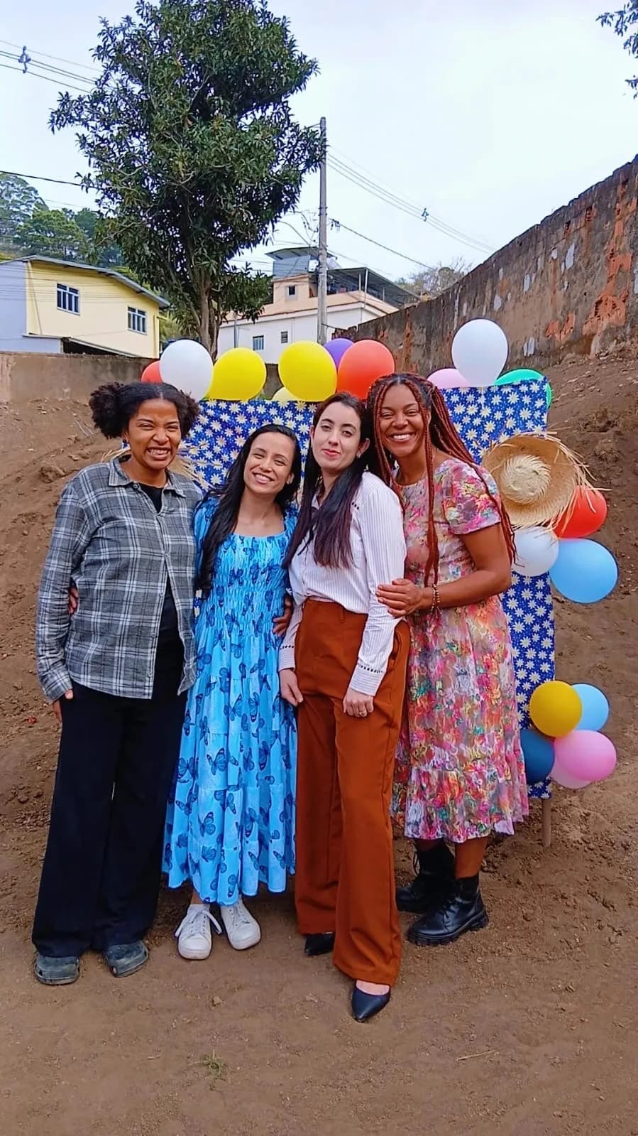 Equipe da AAPI-SJ posando no painel de balões da Festa Julina