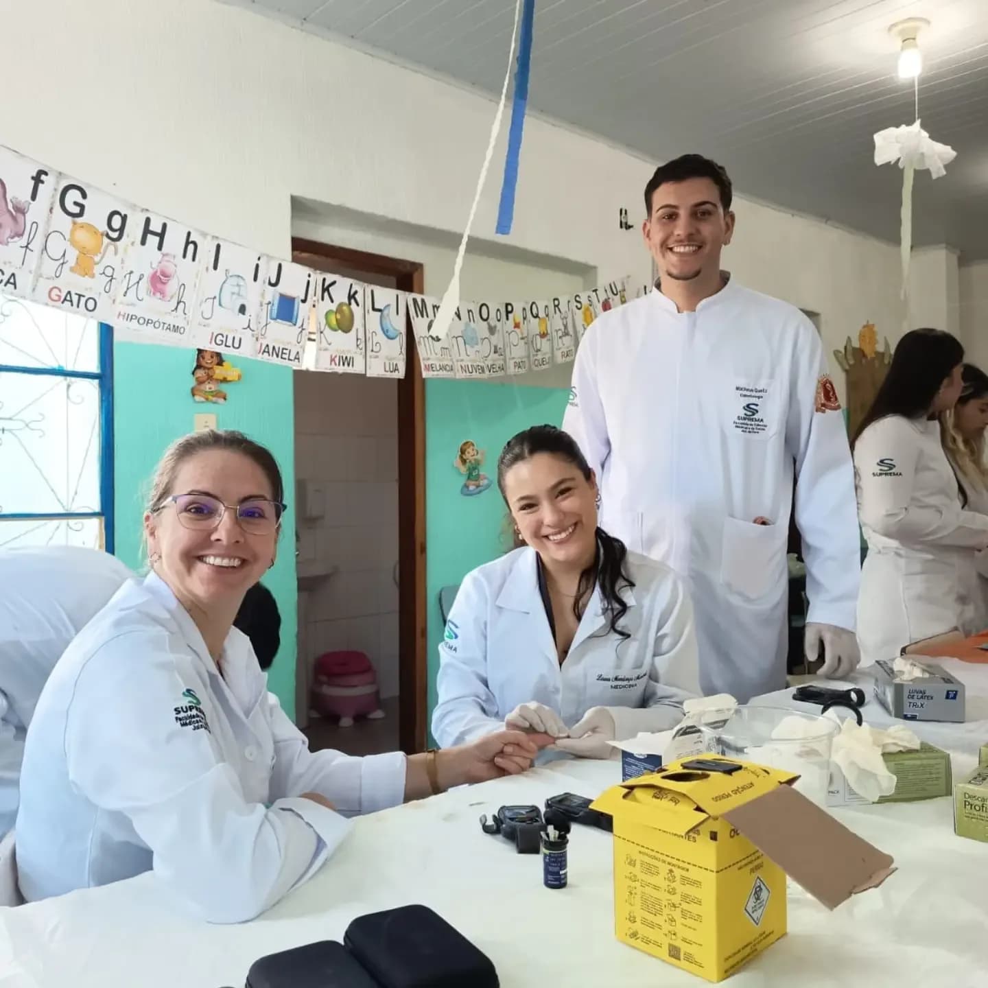 Equipe da Suprema na mesa de atendimento