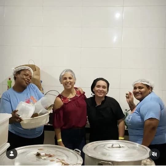 Voluntárias da cozinha com a nutricionista Michele de Almeida