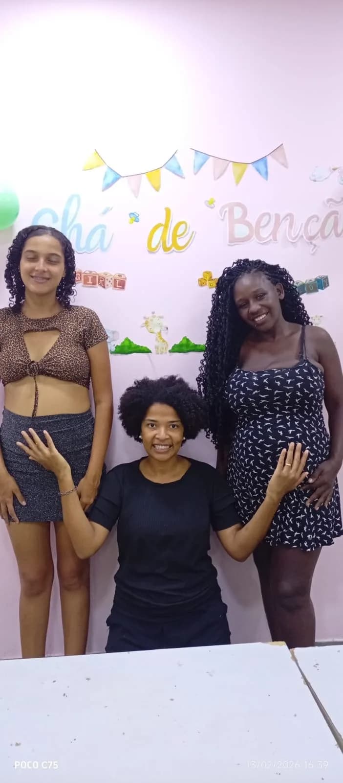Equipe e gestantes reunidas no Chá de Bênçãos