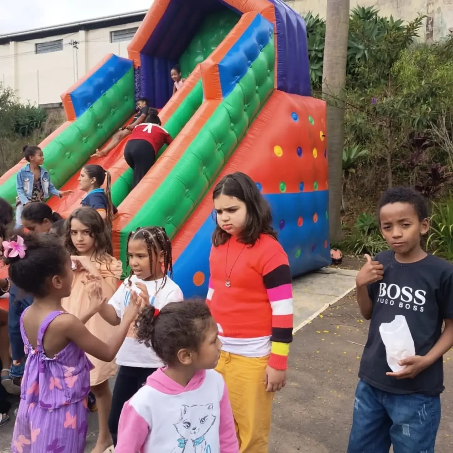 Crianças na fila do escorregador inflável