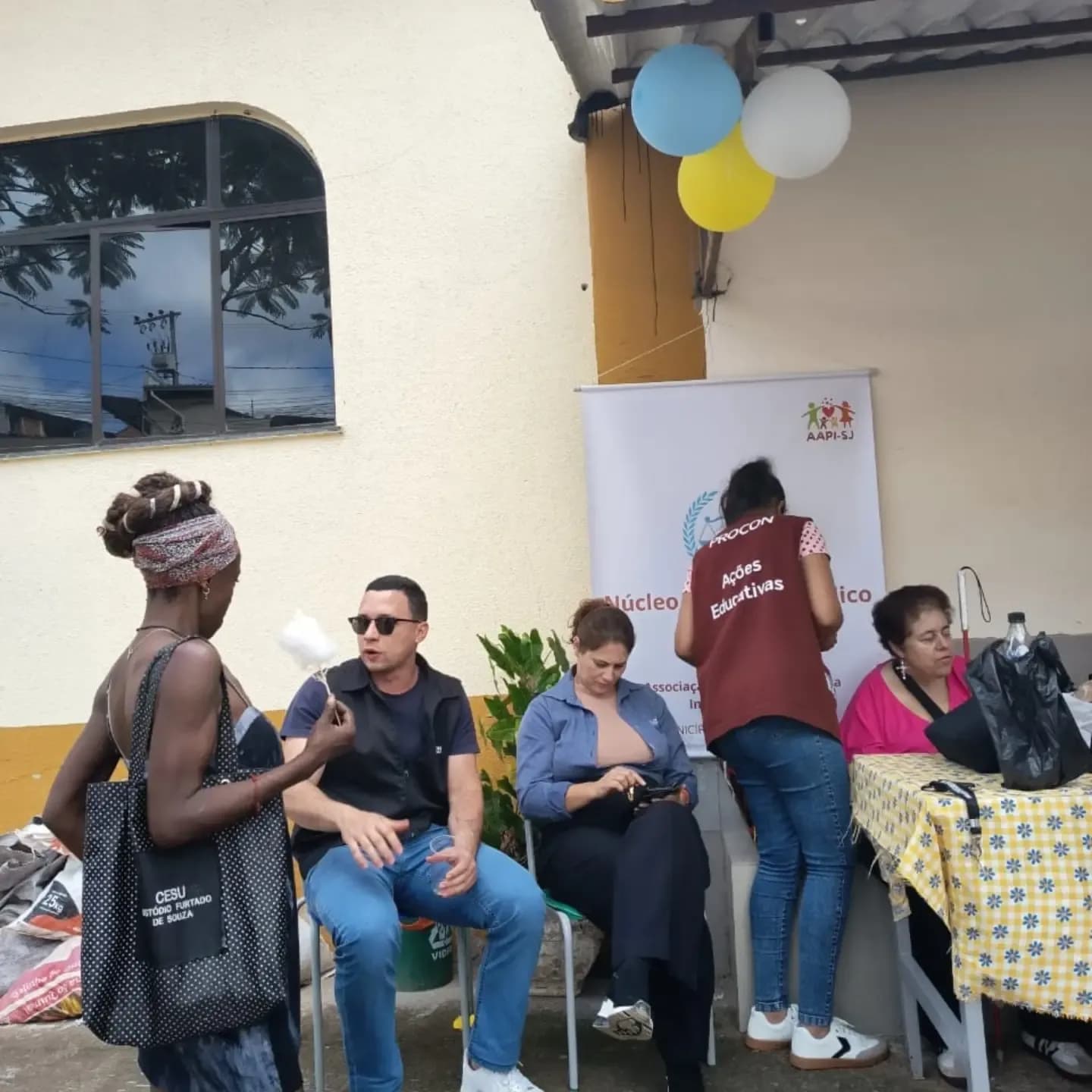 Famílias sentadas aguardando atendimento