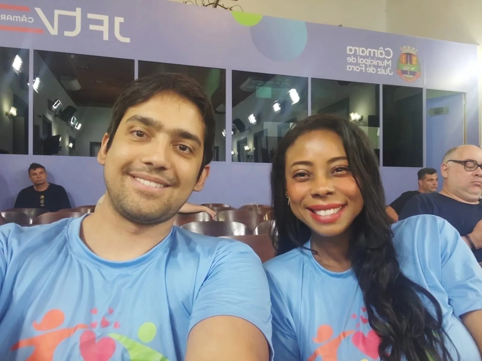Felipe e Liziene, com a camiseta da AAPI-SJ, no plenário da Câmara Municipal