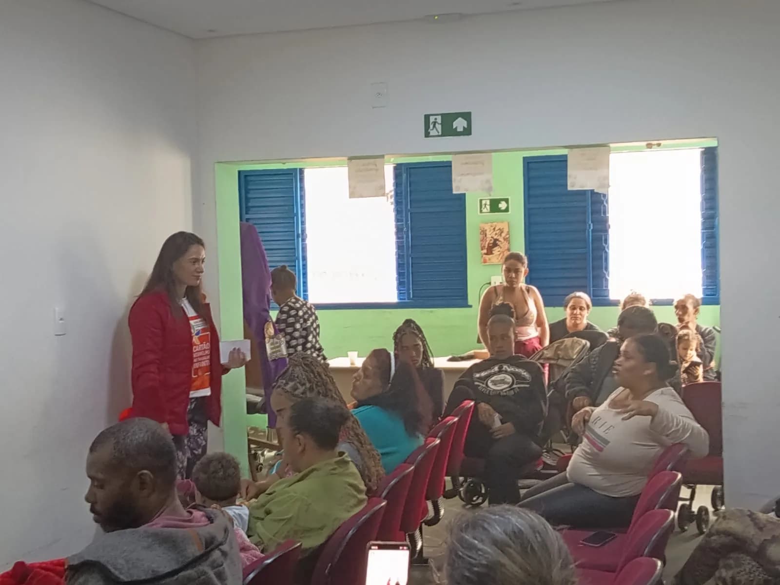 Equipe orientando as famílias sobre o cartão do Bolsa Família