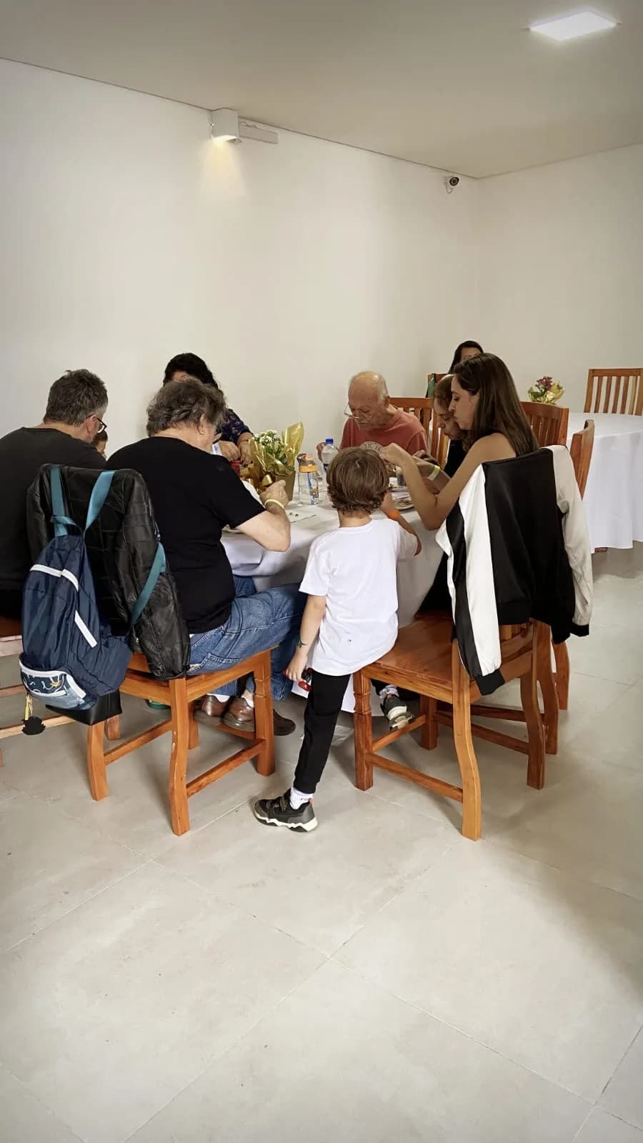 Família almoçando na festa