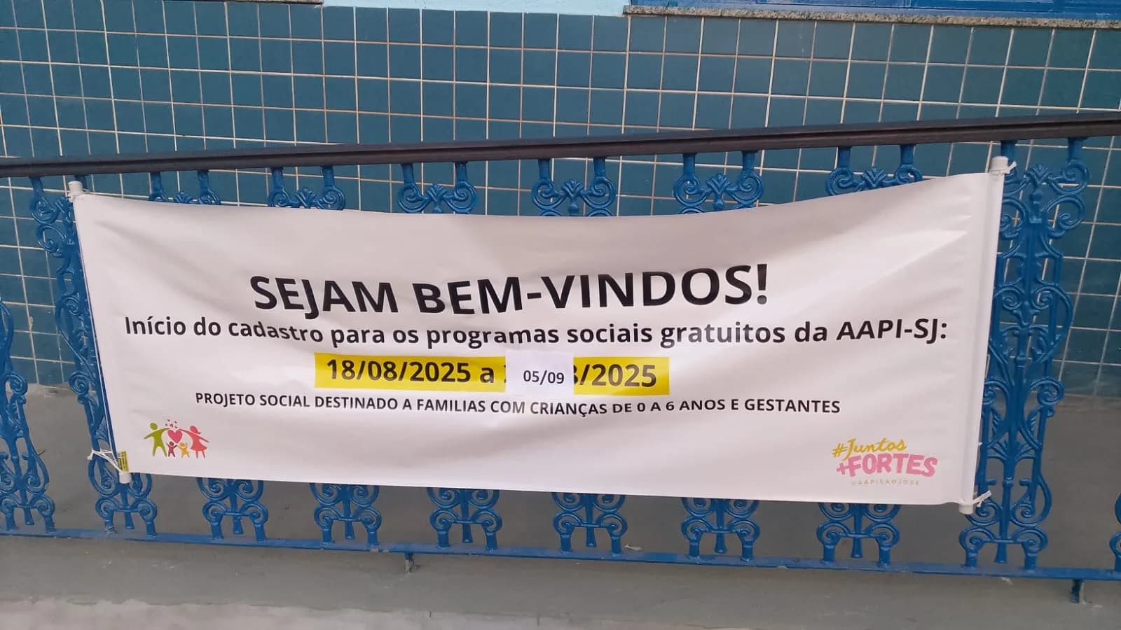 Faixa de boas-vindas anunciando o cadastro para os programas sociais gratuitos