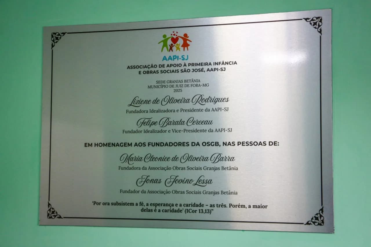Placa inaugural de 2025 em homenagem aos fundadores da AAPI-SJ e da Obras Sociais Granjas Betânia