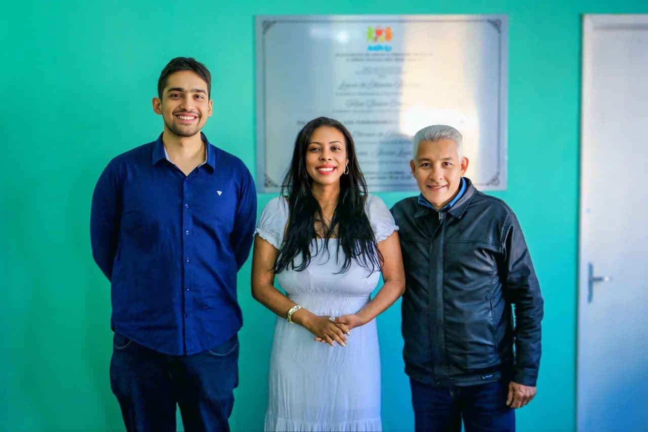 Integrantes da diretoria ao lado da placa inaugural