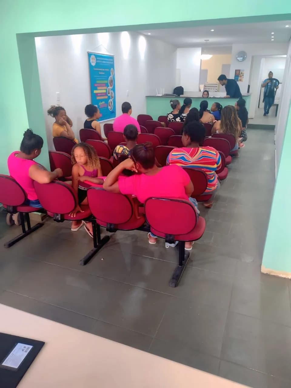 Famílias aguardando o cadastro na recepção da sede