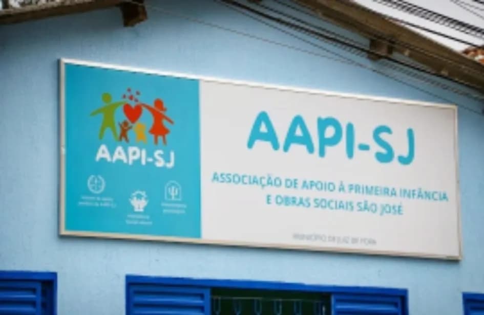 Placa de identificação da AAPI-SJ na fachada