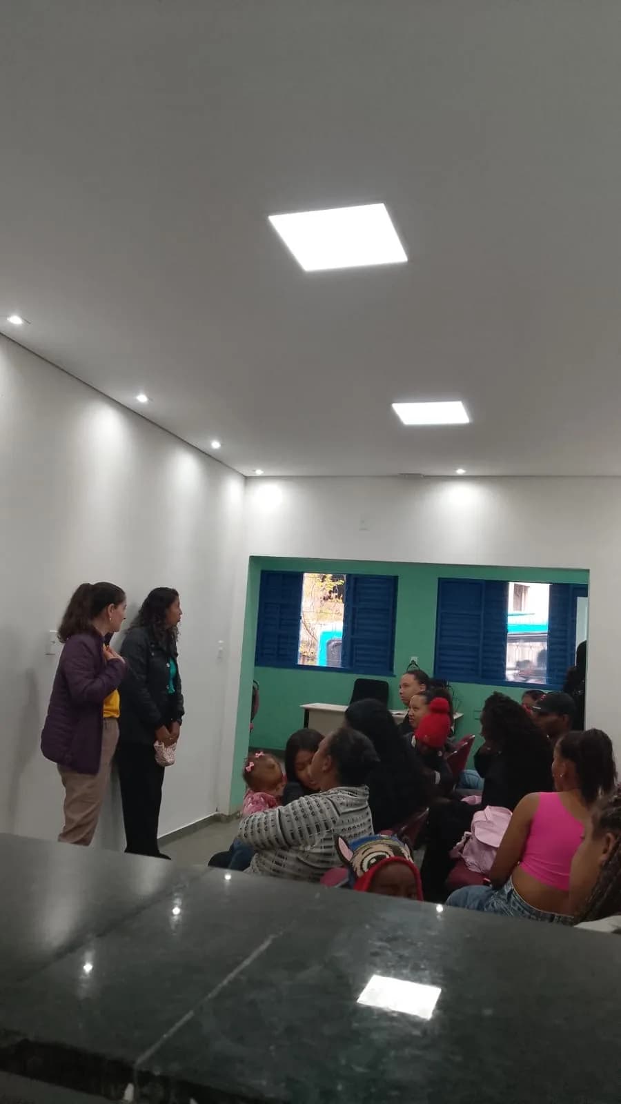 Famílias e equipe na recepção da sede