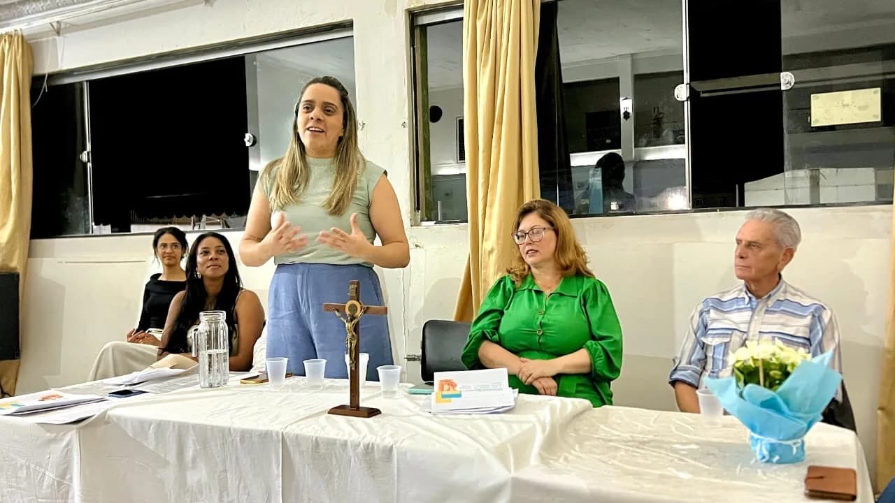 Integrante da diretoria falando na mesa de abertura