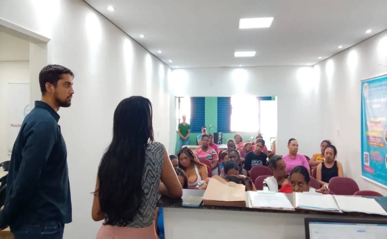 Equipe orientando as famílias no primeiro dia de cadastro