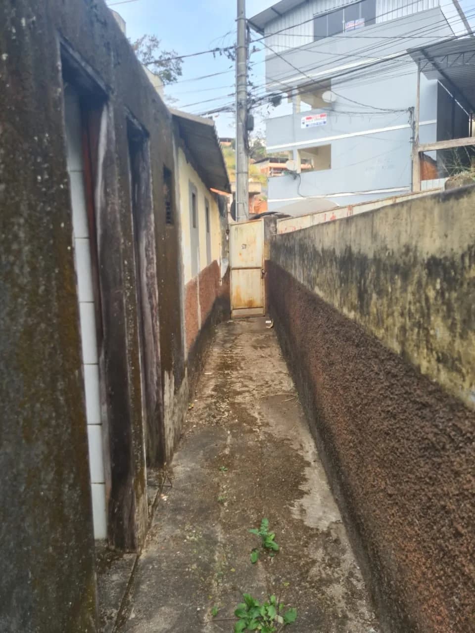 Corredor estreito entre muros antigos da estrutura antiga da sede